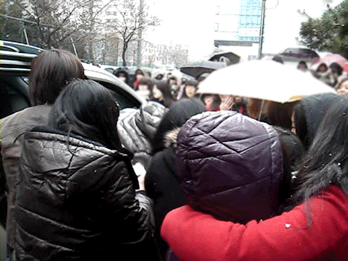 팬들 머리 눈 털어주는 매니저 | 인스티즈