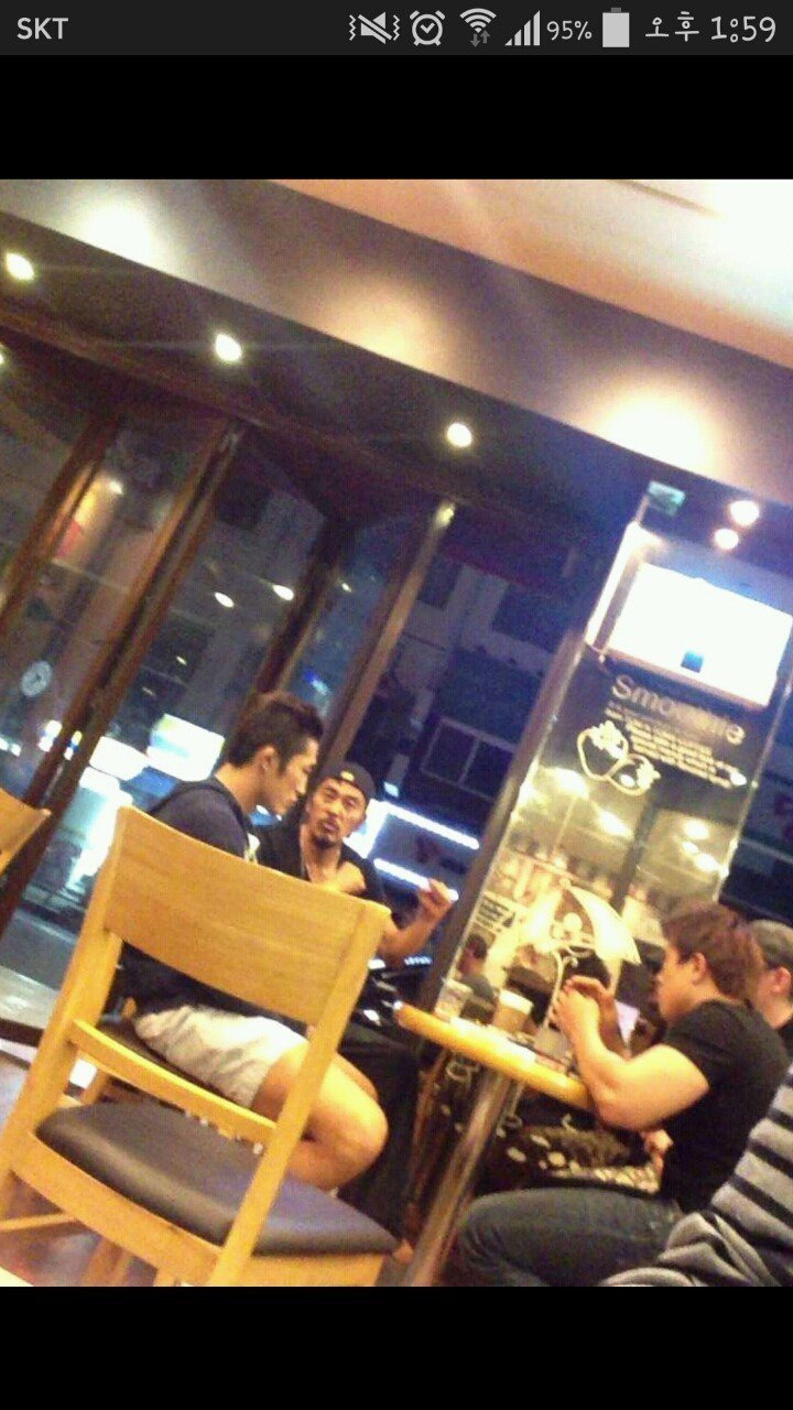 오빠 저사람들 너무시끄러워 가서 뭐라고좀해 | 인스티즈