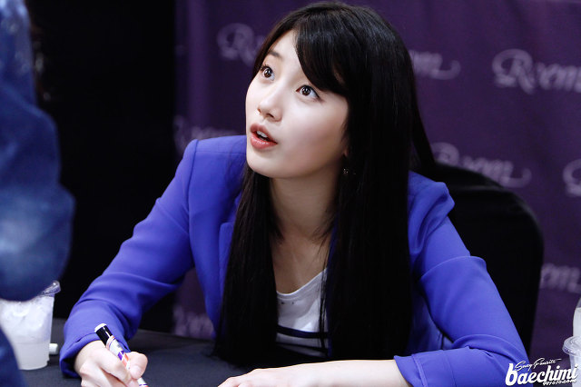 사인회에서 아이컨택 해주는 수지.gif | 인스티즈