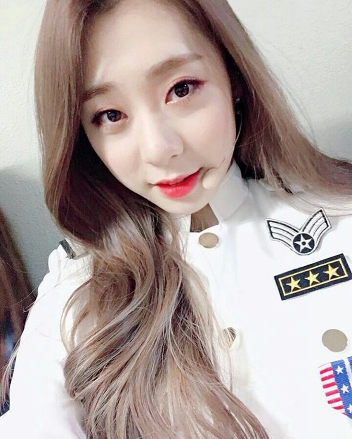 아이오아이(I.O.I) 오늘자 제복.gif | 인스티즈