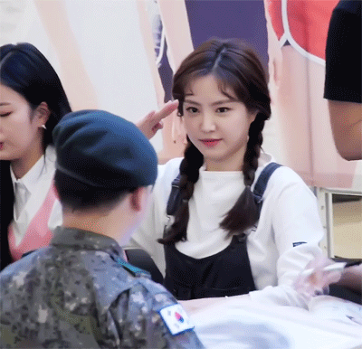 손나은 경례.gif | 인스티즈