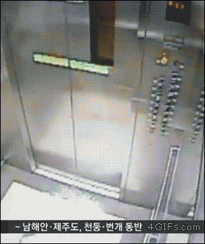 걸어 다닐때 스마트폰 보면 안되는 이유.gif | 인스티즈