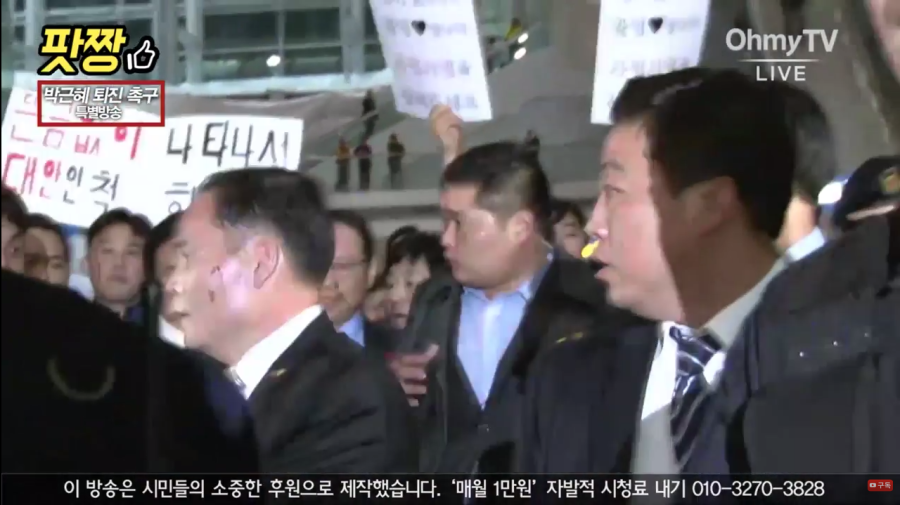 반기문 뒤에 피켓ㅋㅋ.jpg | 인스티즈