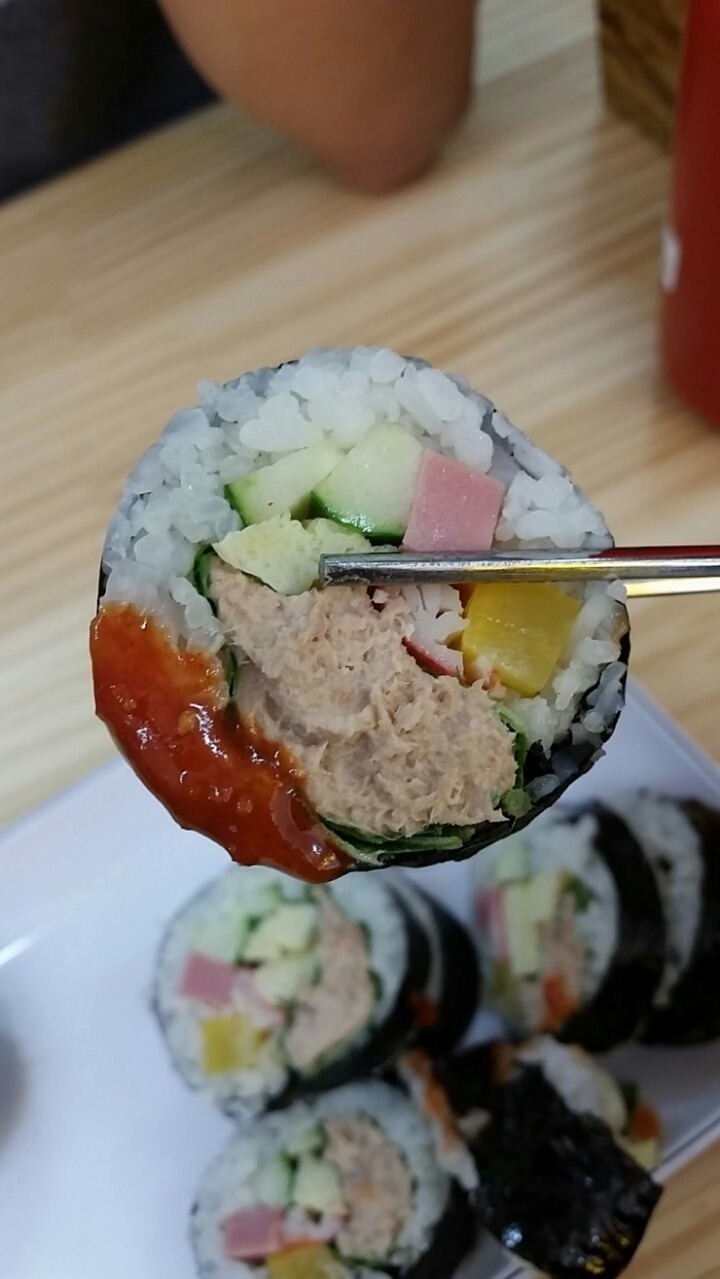 특이하게 초장을 찍어먹는 김밥.jpg | 인스티즈