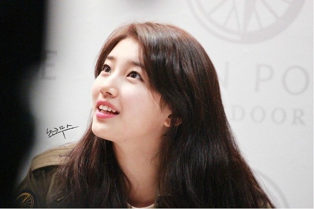 사인회에서 아이컨택 해주는 수지.gif | 인스티즈