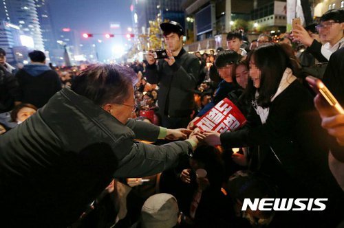 오늘자 촛불집회에 등장한 명왕 | 인스티즈