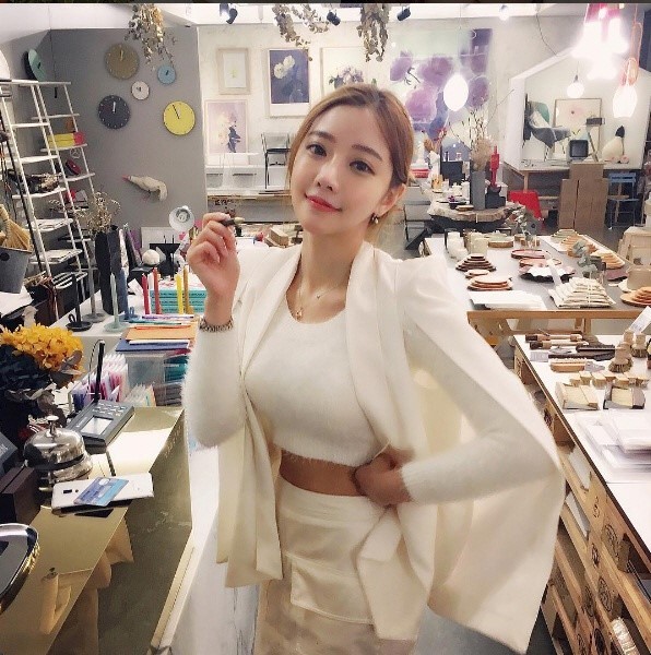 개콘에서 대사 한마디 없는 정체불명의 여인 | 인스티즈