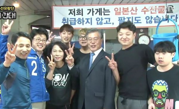 [강서을] 방신시장 돈통에 사인하는 문수르.JPG (feat.게릴라 팬미팅 분위기) | 인스티즈