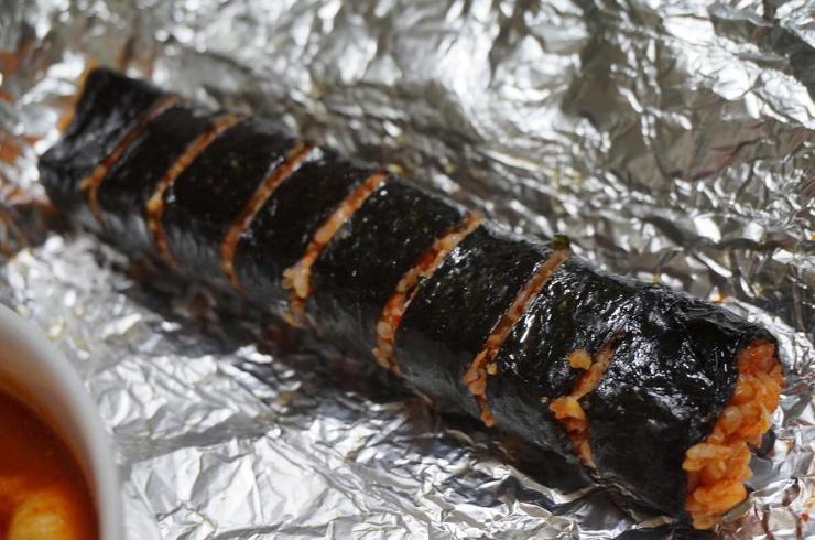 보편적인 치즈김밥에서 살짝 변형된 스타일을 가지고 있는 신전떡볶이의 치즈김밥 | 인스티즈