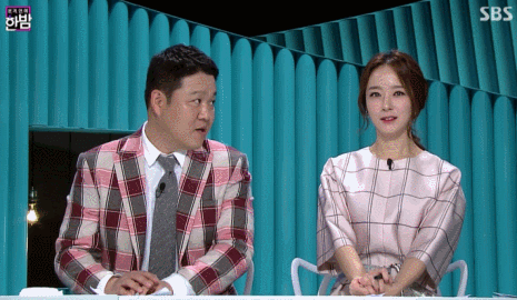 여자가 남자한테 관심있을 때 하는 행동.gif | 인스티즈