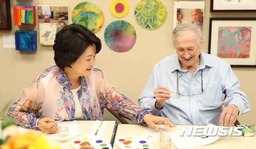 미국 워싱턴 노인복지센터에 방문한 김정숙 여사.jpg | 인스티즈