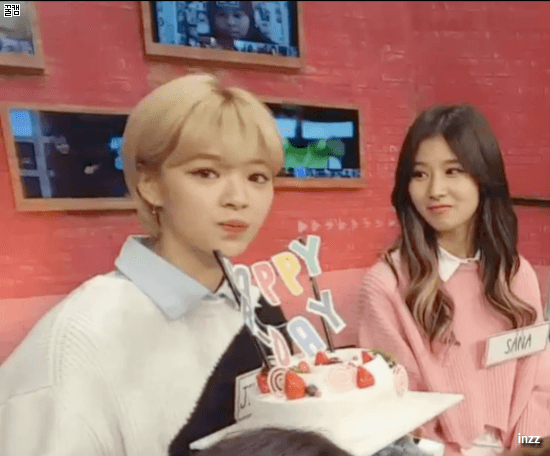 [트와이스] 정연이 한테 뽀뽀하려다 거부당한사나 | 인스티즈