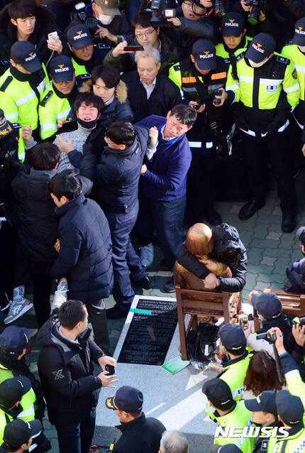 부산 위안부 소녀상 철거한 동구청장과 경찰들은 보아라 | 인스티즈