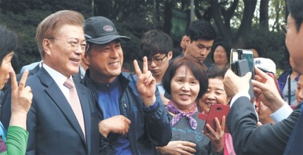 문재인 대통령, 청와대에 있는 동안 위민관 집무실 자주 이용할 예정 | 인스티즈