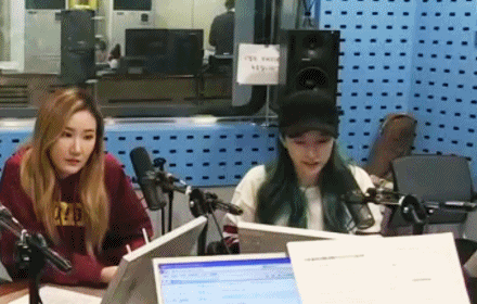 언니 사진 찍는다고 피해주는 하니.gif | 인스티즈