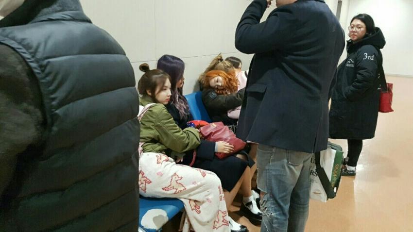 [트와이스] 공항에서 지효언니한테 기대서 쪽잠자는 다현이 ㅜㅜ | 인스티즈