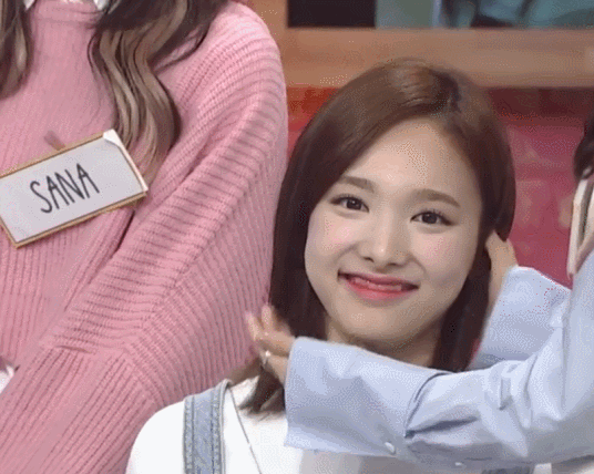 [트와이스] 나연이의 볼을 주물주물하는 채영이 | 인스티즈