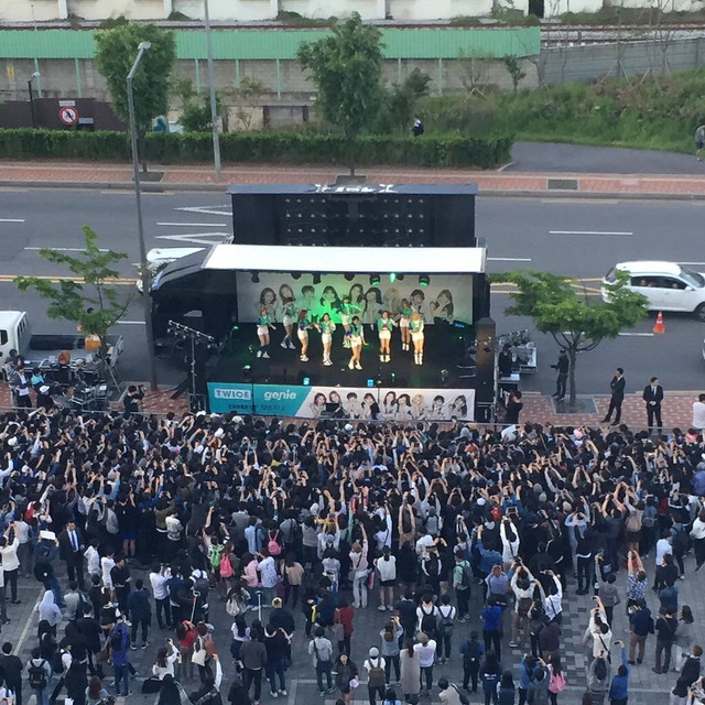 상암 꼭대기에서 찍은 트와이스 게릴라 콘서트 현장사진 | 인스티즈