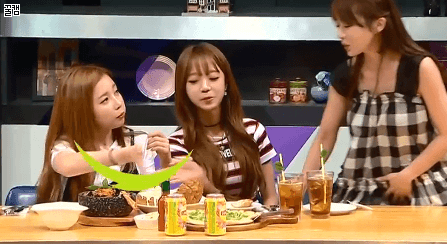 수민이모한테 기어오르는 윤채경.gif | 인스티즈