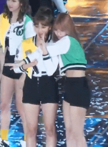 [트와이스] 폭죽 소리에 놀라지 않게 모모의 귀를 막아주는 갓지효 | 인스티즈
