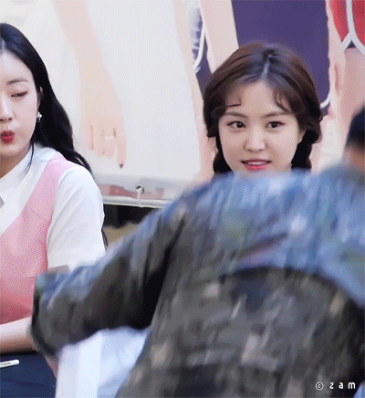 군인한테 경례하는 손나은.GIF | 인스티즈