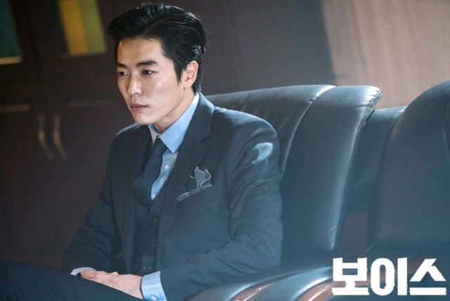 처음나왔을때 글쓴이랑 똑같이 생겼다고 얘기 많이 들어서 진짜 나인가 하고 헷갈렸다가 의식적으로 비슷하게 스타일링 하고 다녀서 그 반응 즐겼었던 그 배우 | 인스티즈