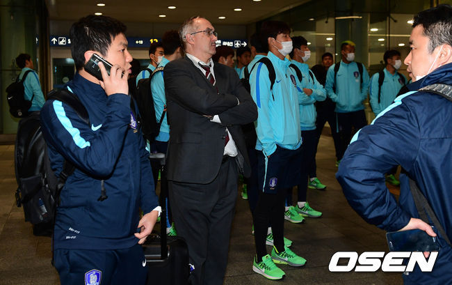 침울하게 귀국한 축구대표팀 | 인스티즈