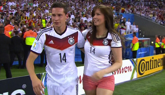 시선강탈하는 여자친구 몸매 | 인스티즈