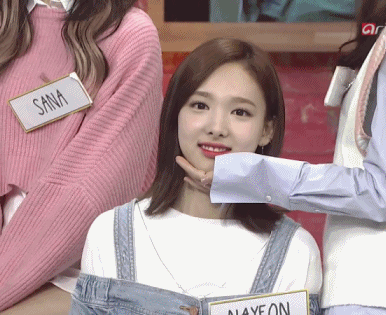 161101 asc 아기 맹수 챙에게 마사지받는 나연이 | 인스티즈