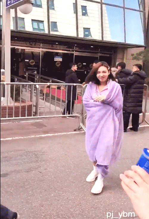 나연이 유인하는 방법.gif | 인스티즈