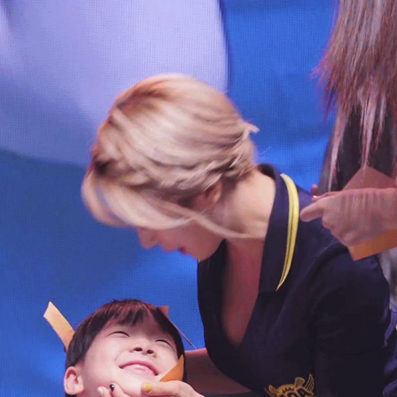 초아에게 키스 받는 아이.gif | 인스티즈
