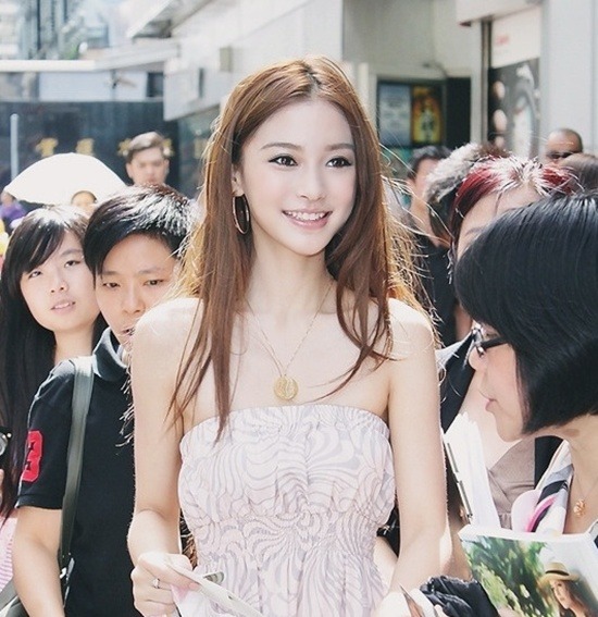 옛날에 비해 화장과 스타일링이 바뀐듯한 안젤라베이비 | 인스티즈