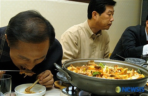이명박 먹방사진 보고가세요 | 인스티즈