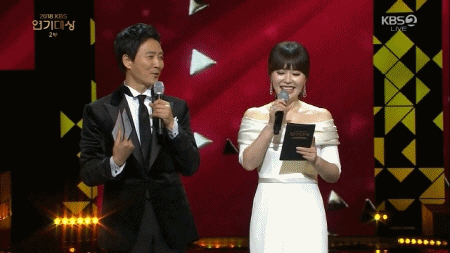 희라씨와 베스트 커플상 시상하면서 깨방정 떠는 최수종.gif | 인스티즈