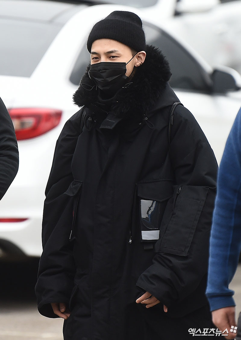 웃으면서 입대하는 지드래곤 모습.jpgif | 인스티즈