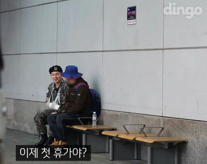 팔을 다친 군인이 전투화 끈을 묶어달라고 한다면? | 인스티즈