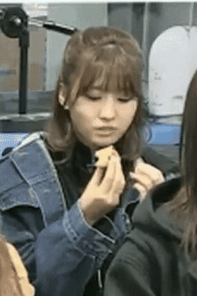 며칠 굶은거같은 트와이스 모모 | 인스티즈