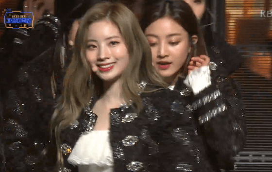 가요대축제에서 하루종일 바빴던 트와이스 다현.gif | 인스티즈