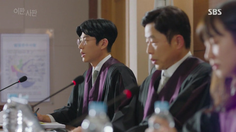 [이판사판] 감정적으로 법정에서 날뛰는 여주 판사 캐릭터.jpg | 인스티즈