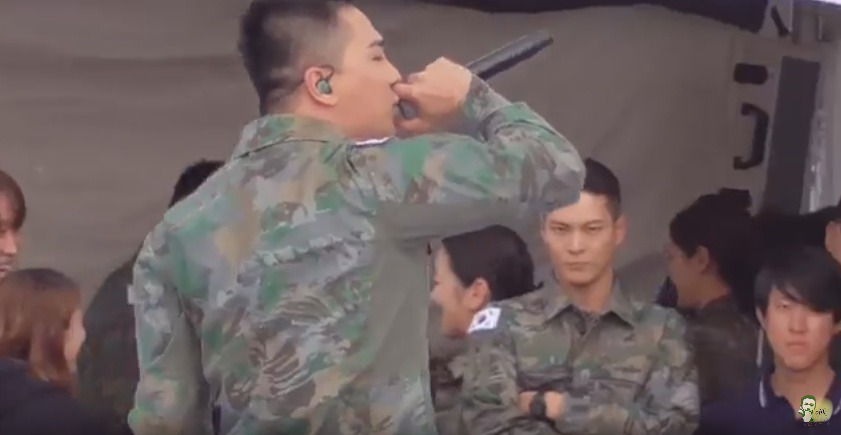 일병을 보는 병장의 눈빛.jpg | 인스티즈