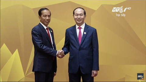 11/11 APEC 정상회의 본회의 세션에 참석한 문재인 대통령 | 인스티즈