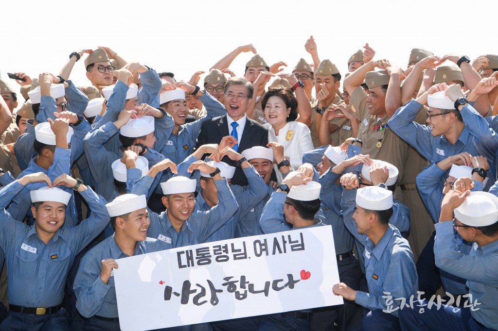 문재인 대통령님 머리 빗겨드린 군인 | 인스티즈