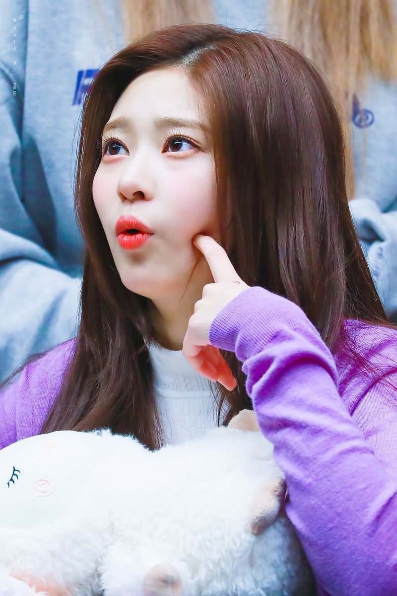 해변가에서 예쁜 척(?)하면서 분위기 잡는 민주 | 인스티즈