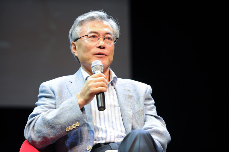 나이 들면서 얼굴의 느낌이 바뀐듯한 문재인 대통령.jpg (데이터주의) | 인스티즈