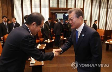 문대통령과 악수하는 홍준표,안철수 | 인스티즈