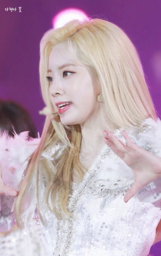 하늘하늘한 드레스입고 여성미 뿜뿜 뽐내는 두부 다현이~ | 인스티즈