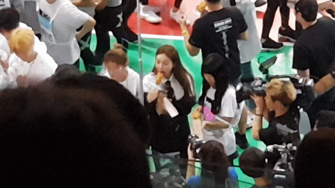아육대에서 핫도그 먹는 트와이스 나연 ㅋㅋㅋ | 인스티즈