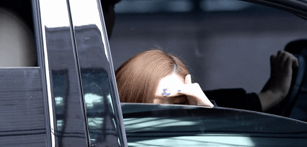 퇴근길 팬들에게 수줍게 대답하는 블랙핑크 로제.gif | 인스티즈