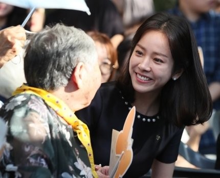 위안부 기념식 참석한 한지민 | 인스티즈