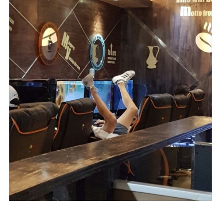 pc방에서 이상한 자세로 게임하는 사람.jpg | 인스티즈